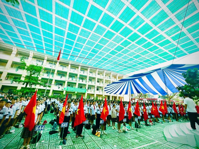 Các trường tại TP.HCM tất bật chuẩn bị cho lễ khai giảng đặc biệt - Ảnh 4.