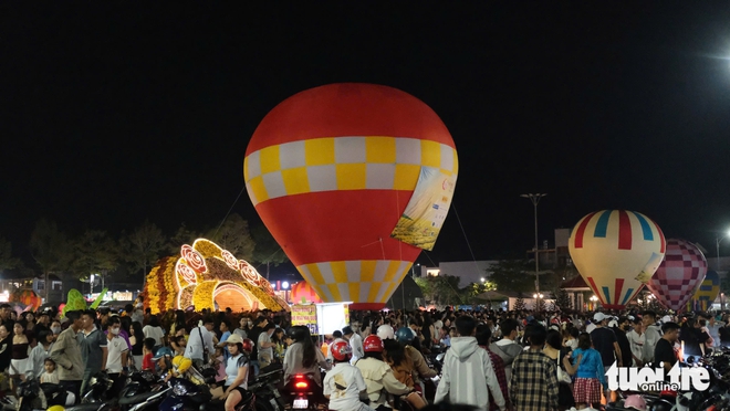 Hundreds of thousands gather at Sa Dec Square in southern Vietnam for hot-air balloon program- Ảnh 4.