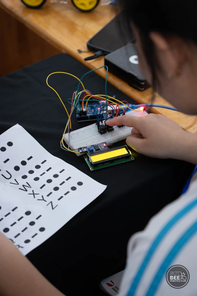Những "bạn ong" yêu robot của Trường THPT chuyên Trần Đại Nghĩa- Ảnh 3.