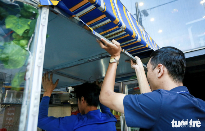 Sidewalk order gradually restored in Ho Chi Minh City ward - Ảnh 2.