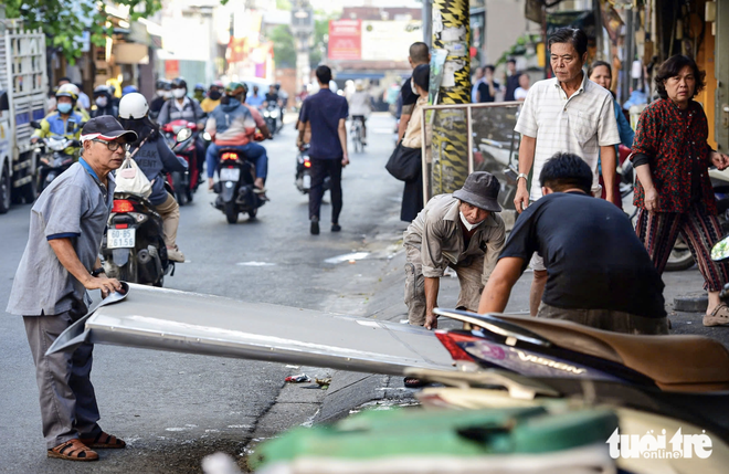 Sidewalk order gradually restored in Ho Chi Minh City ward - Ảnh 4.