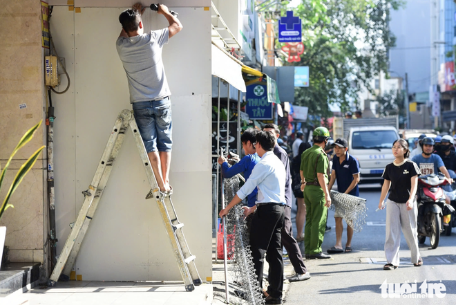 Sidewalk order gradually restored in Ho Chi Minh City ward - Ảnh 5.