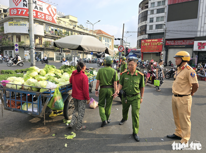 Sidewalk order gradually restored in Ho Chi Minh City ward - Ảnh 7.