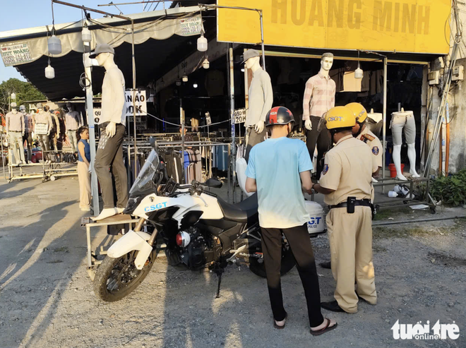 Ho Chi Minh City police crack down on sidewalk encroachment at key hotspots
- Ảnh 5. Ho Chi Minh City police crack down on sidewalk encroachment at key hotspots
- Ảnh 5.