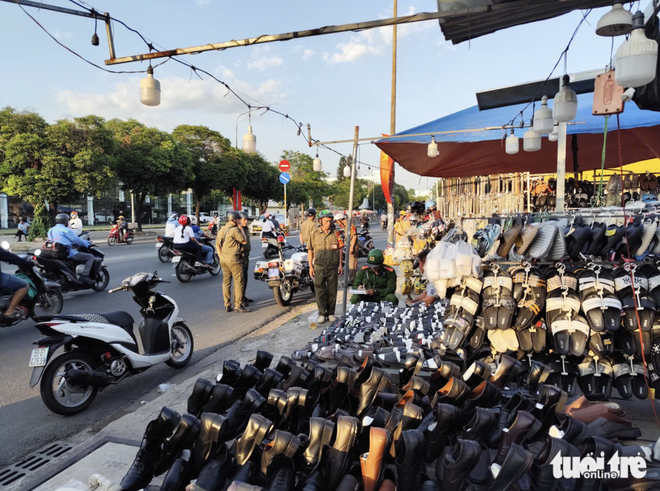 Ho Chi Minh City police crack down on sidewalk encroachment at key hotspots
- Ảnh 6. Ho Chi Minh City police crack down on sidewalk encroachment at key hotspots
- Ảnh 6.