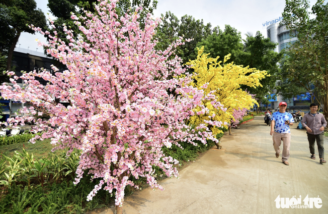 Long-abandoned land in downtown Ho Chi Minh City transformed into flower-filled park
- Ảnh 8.