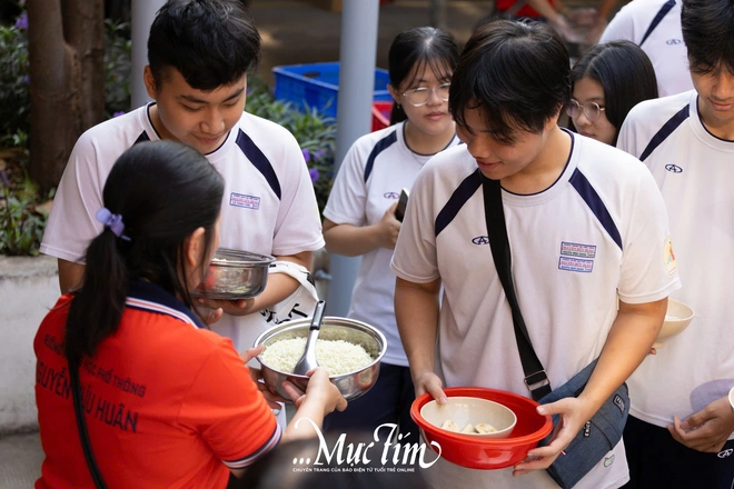 ‘Đầu bếp học trò’ Trường THPT Nguyễn Hữu Huân rộn rã làm món ăn truyền thống đón Tết - Ảnh 4.