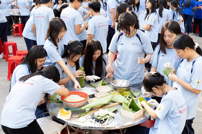‘Đầu bếp học trò’ Trường THPT Nguyễn Hữu Huân rộn rã làm món ăn truyền thống đón Tết - Ảnh 5.