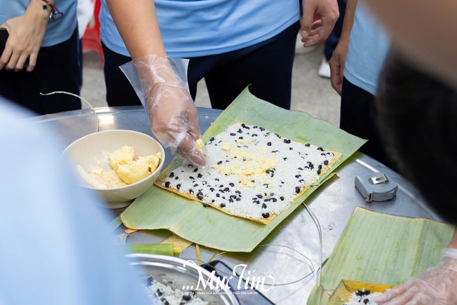 ‘Đầu bếp học trò’ Trường THPT Nguyễn Hữu Huân rộn rã làm món ăn truyền thống đón Tết - Ảnh 6.