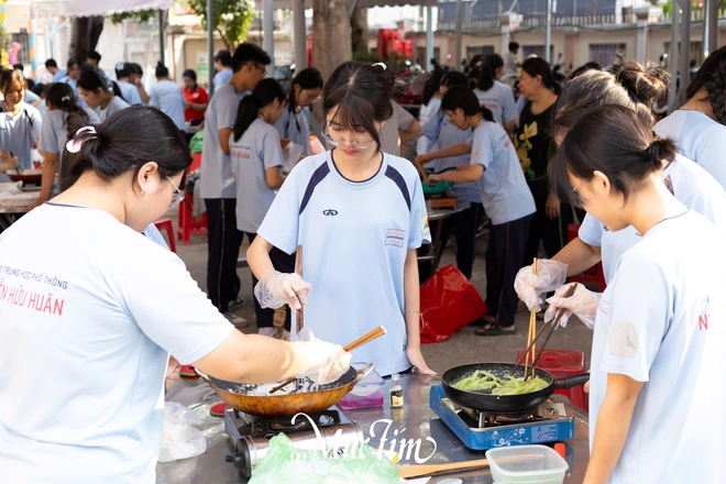 ‘Đầu bếp học trò’ Trường THPT Nguyễn Hữu Huân rộn rã làm món ăn truyền thống đón Tết - Ảnh 9.