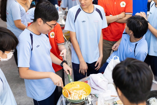 ‘Đầu bếp học trò’ Trường THPT Nguyễn Hữu Huân rộn rã làm món ăn truyền thống đón Tết - Ảnh 8.