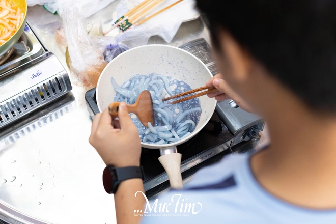 ‘Đầu bếp học trò’ Trường THPT Nguyễn Hữu Huân rộn rã làm món ăn truyền thống đón Tết - Ảnh 10.