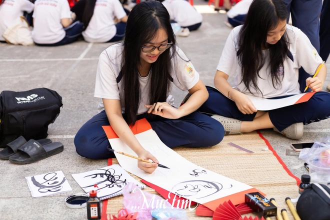 ‘Đầu bếp học trò’ Trường THPT Nguyễn Hữu Huân rộn rã làm món ăn truyền thống đón Tết - Ảnh 11.