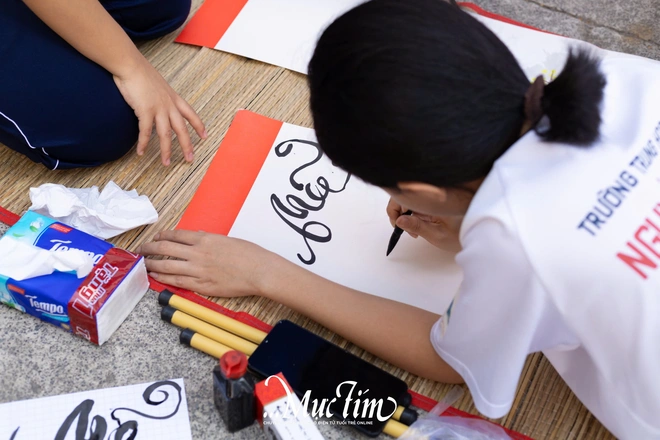 ‘Đầu bếp học trò’ Trường THPT Nguyễn Hữu Huân rộn rã làm món ăn truyền thống đón Tết - Ảnh 12.