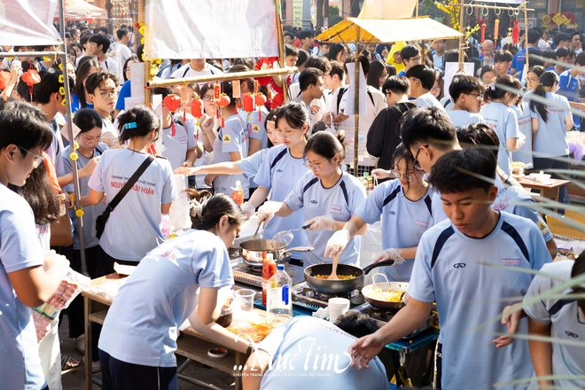 ‘Đầu bếp học trò’ Trường THPT Nguyễn Hữu Huân rộn rã làm món ăn truyền thống đón Tết - Ảnh 22.