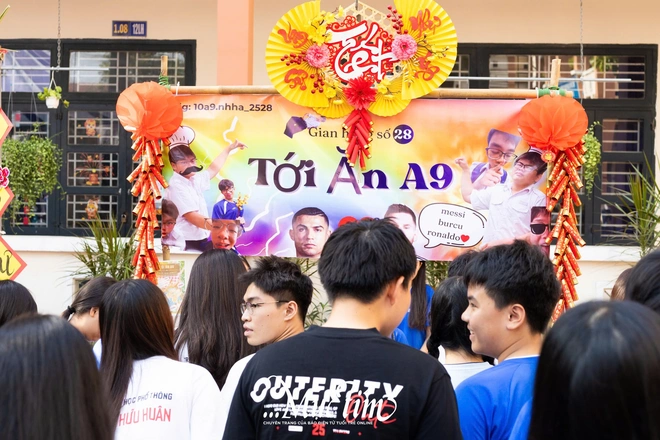 ‘Đầu bếp học trò’ Trường THPT Nguyễn Hữu Huân rộn rã làm món ăn truyền thống đón Tết - Ảnh 24.