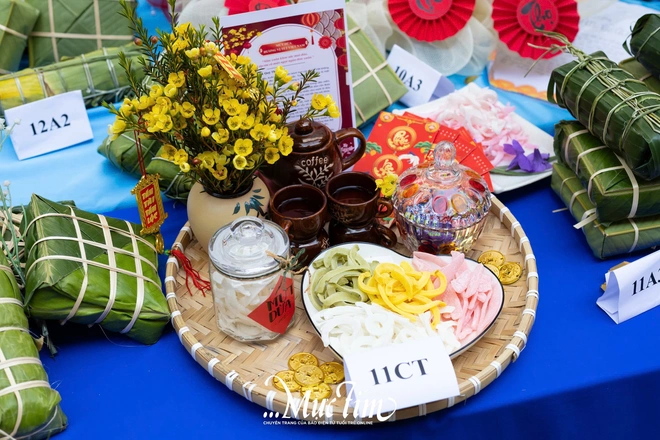 ‘Đầu bếp học trò’ Trường THPT Nguyễn Hữu Huân rộn rã làm món ăn truyền thống đón Tết - Ảnh 17.