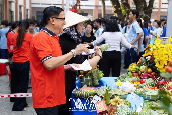 ‘Đầu bếp học trò’ Trường THPT Nguyễn Hữu Huân rộn rã làm món ăn truyền thống đón Tết - Ảnh 20.