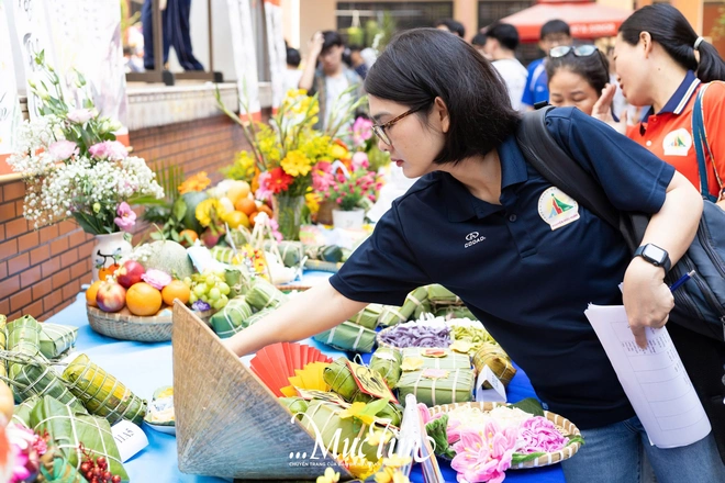 ‘Đầu bếp học trò’ Trường THPT Nguyễn Hữu Huân rộn rã làm món ăn truyền thống đón Tết - Ảnh 21.
