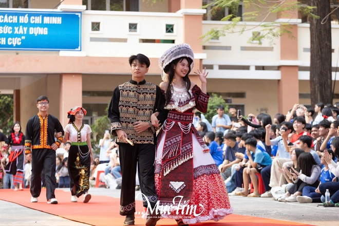 Trường THPT Nguyễn Hữu Huân lần đầu tổ chức sân chơi tìm kiếm hoa khôi, nam vương- Ảnh 11.