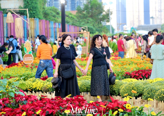 Đông đảo bạn trẻ ghé vườn hoa ga Ba Son chụp ảnh Tết- Ảnh 5.
