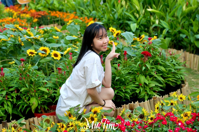 Đông đảo bạn trẻ ghé vườn hoa ga Ba Son chụp ảnh Tết- Ảnh 7.