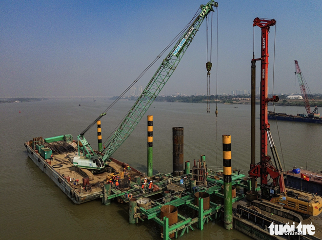 Hundreds of workers, engineers speed up work on $608mn iconic bridge project in Hanoi- Ảnh 2.