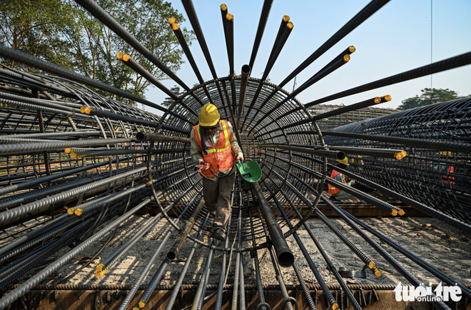 Hundreds of workers, engineers speed up work on $608mn iconic bridge project in Hanoi- Ảnh 7.