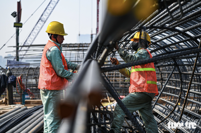 Hundreds of workers, engineers speed up work on $608mn iconic bridge project in Hanoi- Ảnh 8.
