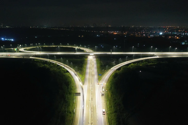 Ben Luc - Long Thanh Expressway fully opens after 12 years, shortening travel across southern Vietnam - Ảnh 2.