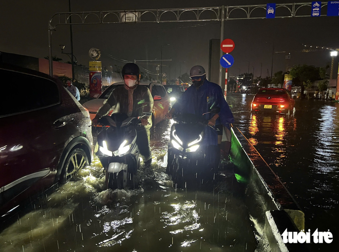 Heavy rain, strong winds sweep Ho Chi Minh City, turning skies dark - Ảnh 9.