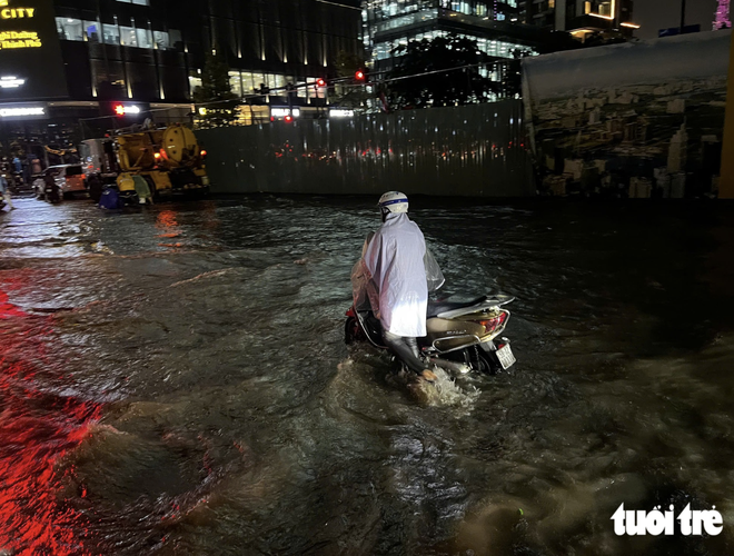 Heavy rain, strong winds sweep Ho Chi Minh City, turning skies dark - Ảnh 10.