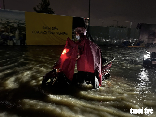 Heavy rain, strong winds sweep Ho Chi Minh City, turning skies dark - Ảnh 11.