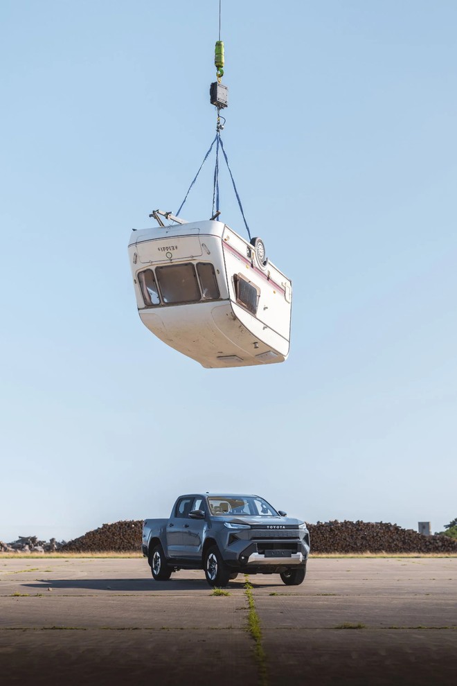 Xe điện Toyota hứng trọn chiếc caravan 760kg rơi xuống vẫn chạy bình thường như không có chuyện gì - Ảnh 1.