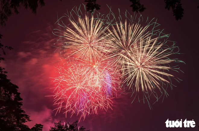 Fireworks light up Hanoi’s sky to mark 72nd anniversary of Liberation Day- Ảnh 2.