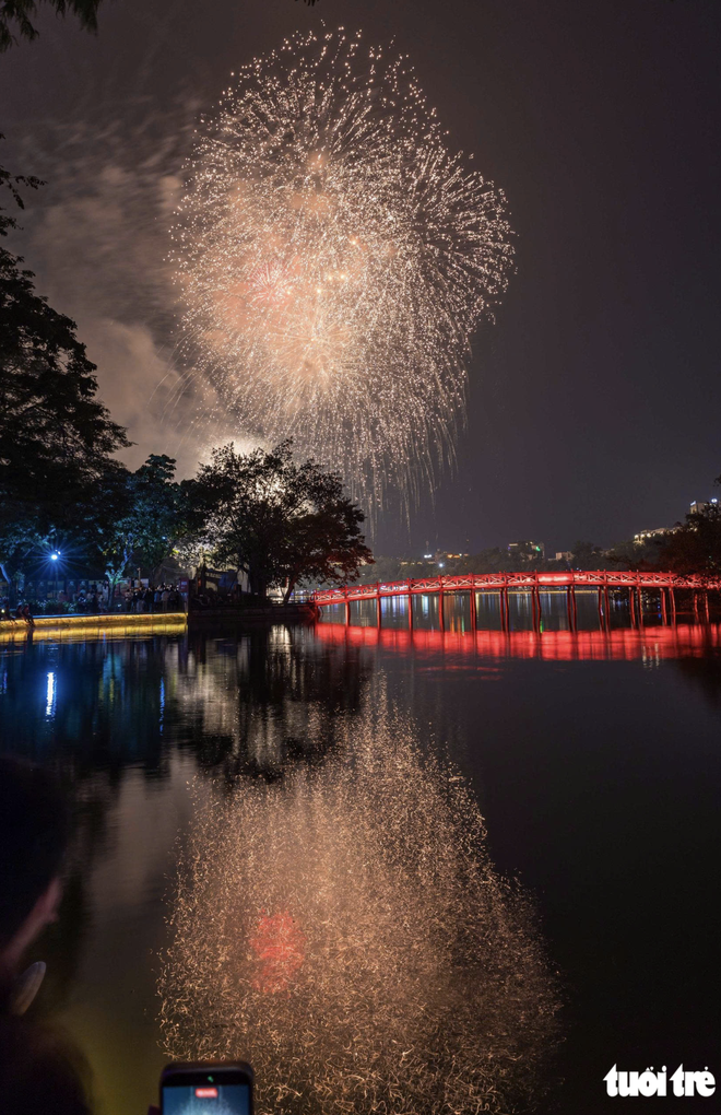 Fireworks light up Hanoi’s sky to mark 72nd anniversary of Liberation Day- Ảnh 3.