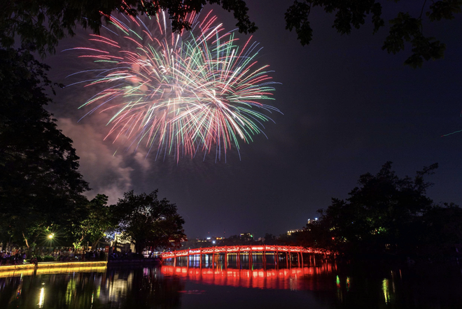 Fireworks light up Hanoi’s sky to mark 72nd anniversary of Liberation Day- Ảnh 4.