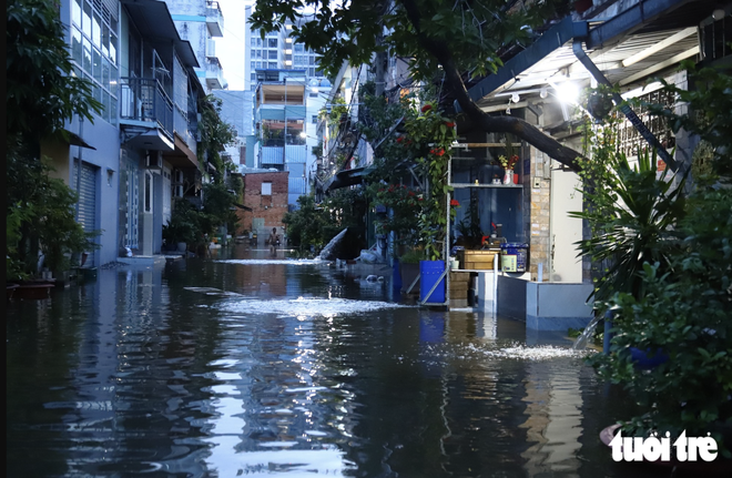 Peak high tides flood Ho Chi Minh City at dawn- Ảnh 3.