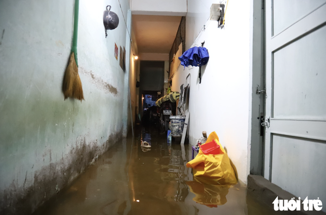 Peak high tides flood Ho Chi Minh City at dawn- Ảnh 4.