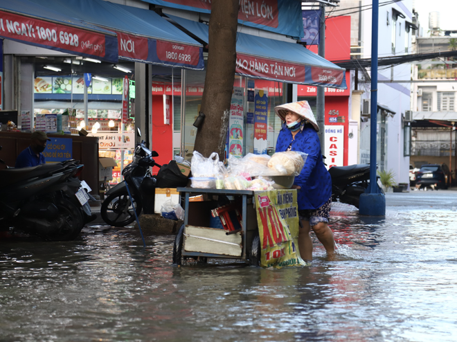 Peak high tides flood Ho Chi Minh City at dawn- Ảnh 7.