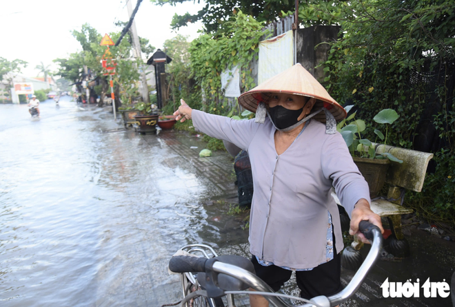 Peak high tides flood Ho Chi Minh City at dawn- Ảnh 10.