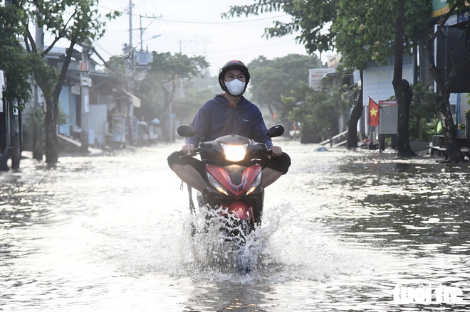 Peak high tides flood Ho Chi Minh City at dawn- Ảnh 11.