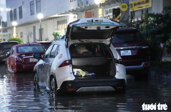 Peak high tides flood Ho Chi Minh City at dawn- Ảnh 12.