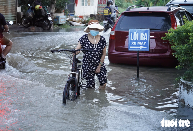 Peak high tides flood Ho Chi Minh City at dawn- Ảnh 13.