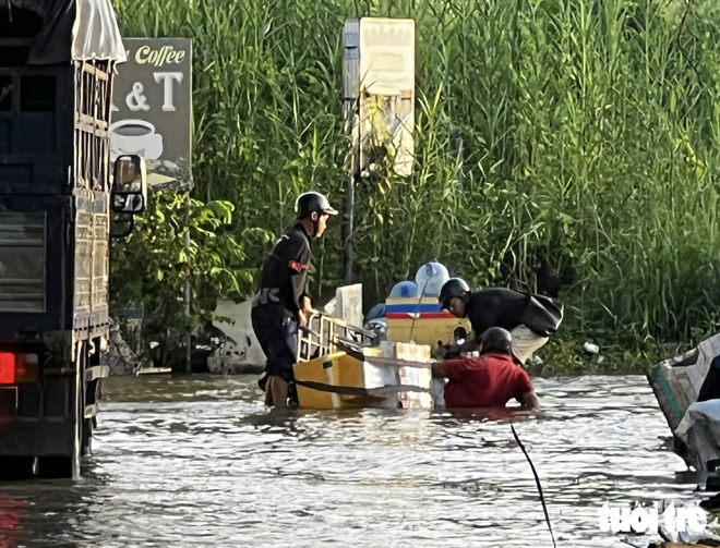 Peak high tides flood Ho Chi Minh City at dawn- Ảnh 15.