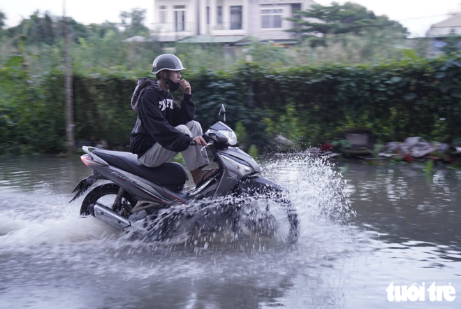Peak high tides flood Ho Chi Minh City at dawn- Ảnh 14.