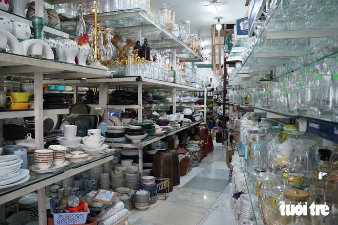 A hidden gem for pottery lovers: Inside Ho Chi Minh City's ceramics street - Ảnh 5.