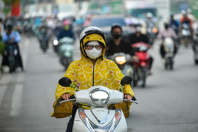 Hanoi air pollution reaches unhealthy level  - Ảnh 9.
