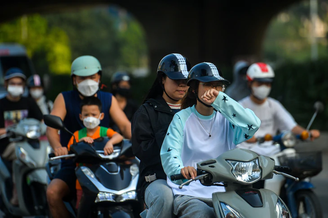Hanoi air pollution reaches unhealthy level  - Ảnh 8.