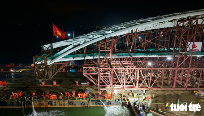 3,400-tonne main arch for Saigon River pedestrian bridge ready for journey to downtown Ho Chi Minh City- Ảnh 5.